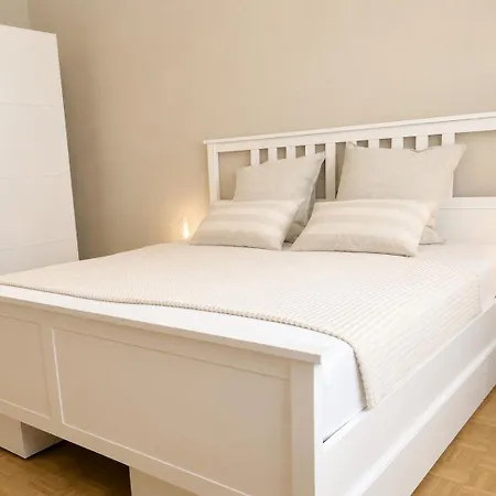 Apartment Stellina - Steps From Lido & Promenade - Balcony & Free Garage *